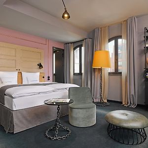 Mittelgroßes Zimmer mit Kingsize-Bett